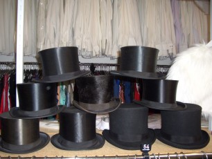 Kopfbedeckung 15 Zylinder, Chapeau Claque, Welche Hutgröße habe ich? Zur Bestimmung der Hutgröße benötigen Sie ihren Kopfumfang. Nehmen Sie ein Maßband, das Sie leicht oberhalb der Ohren um den Kopf anlegen. Das Band bitte nicht zu fest zu ziehen.
Runden Sie am besten auf die nächstgrößere ganze Zahl auf (z.B. von 57,5 auf 58). Ist der Hut ein bisschen zu groß, kann er durch den Einsatz von Korkstreifen kleiner gemacht werden.