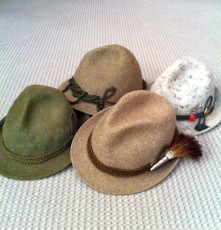 Kopfbedeckung 3 Trachtenhüte, Welche Hutgröße habe ich? Zur Bestimmung der Hutgröße benötigen Sie ihren Kopfumfang. Nehmen Sie ein Maßband, das Sie leicht oberhalb der Ohren um den Kopf anlegen. Das Band bitte nicht zu fest zu ziehen.
Runden Sie am besten auf die nächstgrößere ganze Zahl auf (z.B. von 57,5 auf 58). Ist der Hut ein bisschen zu groß, kann er durch den Einsatz von Korkstreifen kleiner gemacht werden.