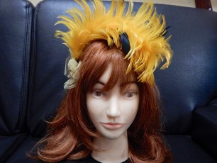 Kopfbedeckung 31 Haarreif mit Federn