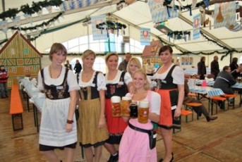 Kunden-Fotos 102 Kundenfoto Oktoberfest in Dortmund Servicekräfte