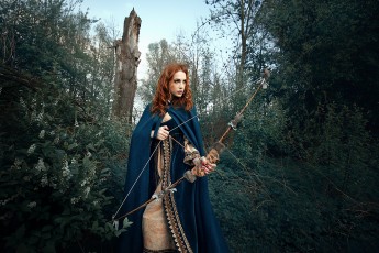 Über uns 42 Fotoshooting im Wald im Theaterkostüm