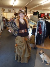 Über uns 8 Kundin im Steampunk-Kostüm