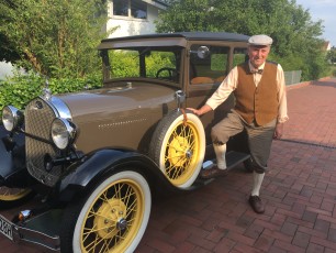 Über uns 2 Kundenfoto Outfit zum Oldtimerauto