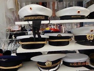 Über uns 104 Matrosen- und Kapitänsmützen