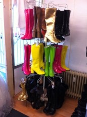 Über uns 90 70er Jahre Lackstiefel